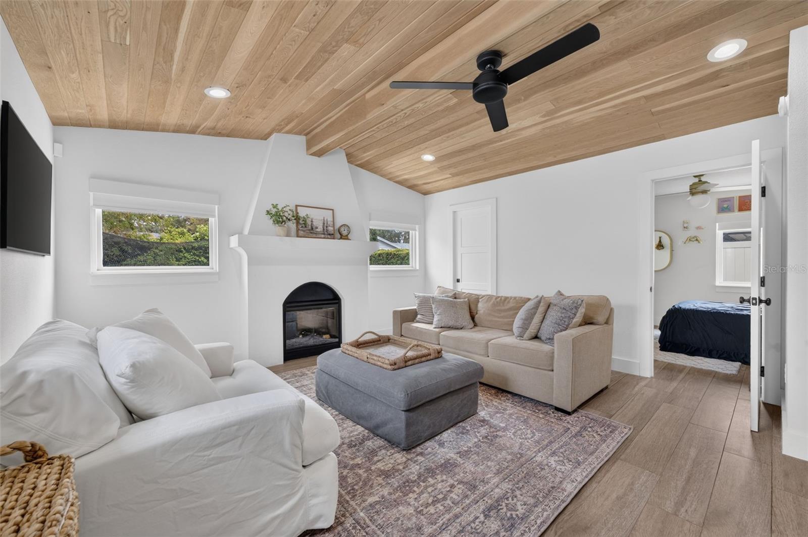 2050 Thunderbird Trl Property Photo 23