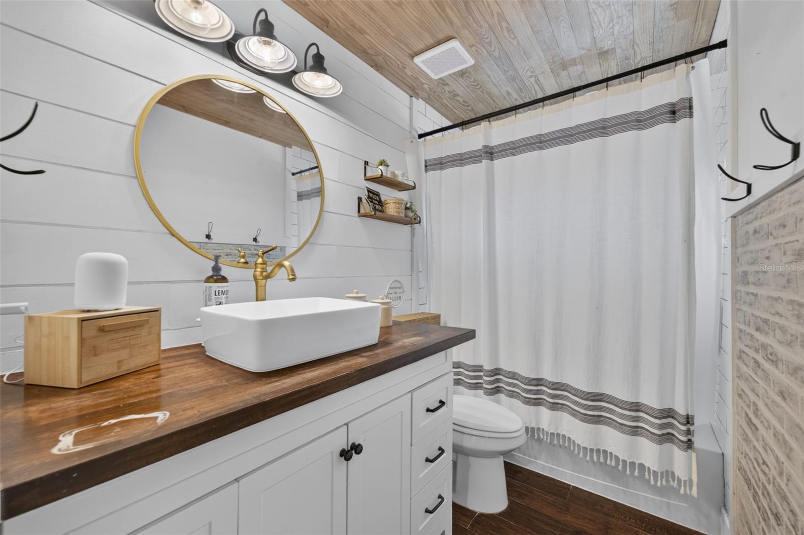 2050 Thunderbird Trl Property Photo 32