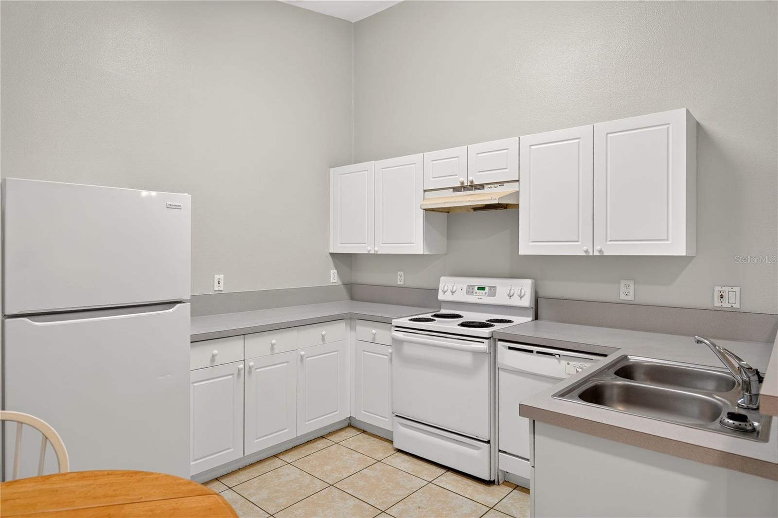 8831 Grand Palms Cir, Apt B Property Photo 4