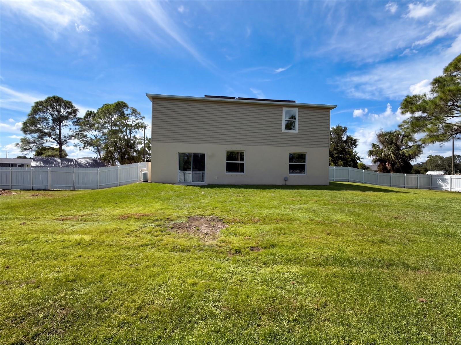370 Hyacinth St Property Photo 5
