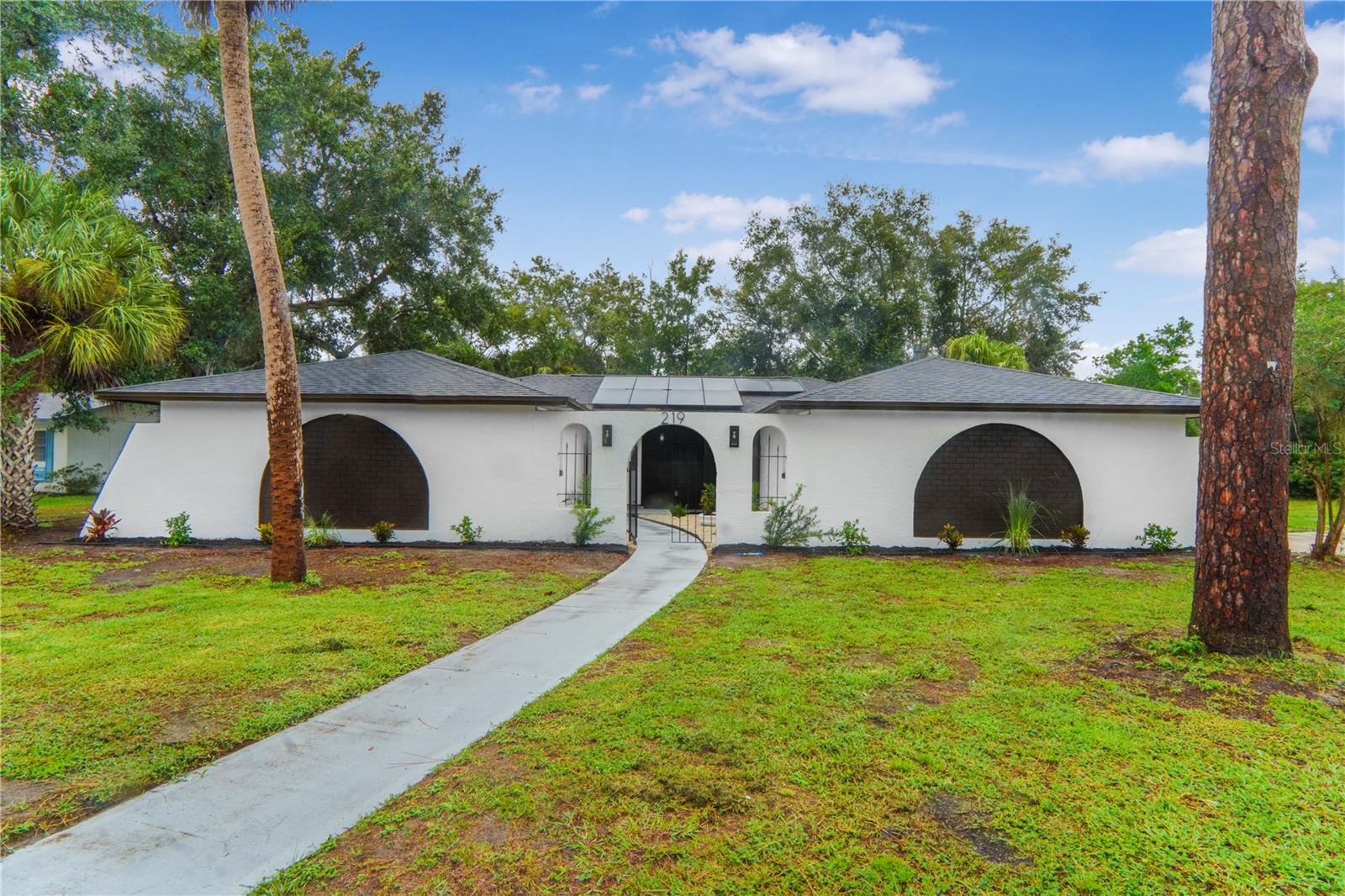 219 SHERIDAN AVE Property Photo 1