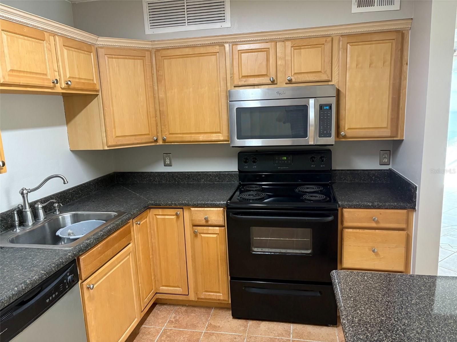 360 Lakepointe Dr #202 Property Photo 5