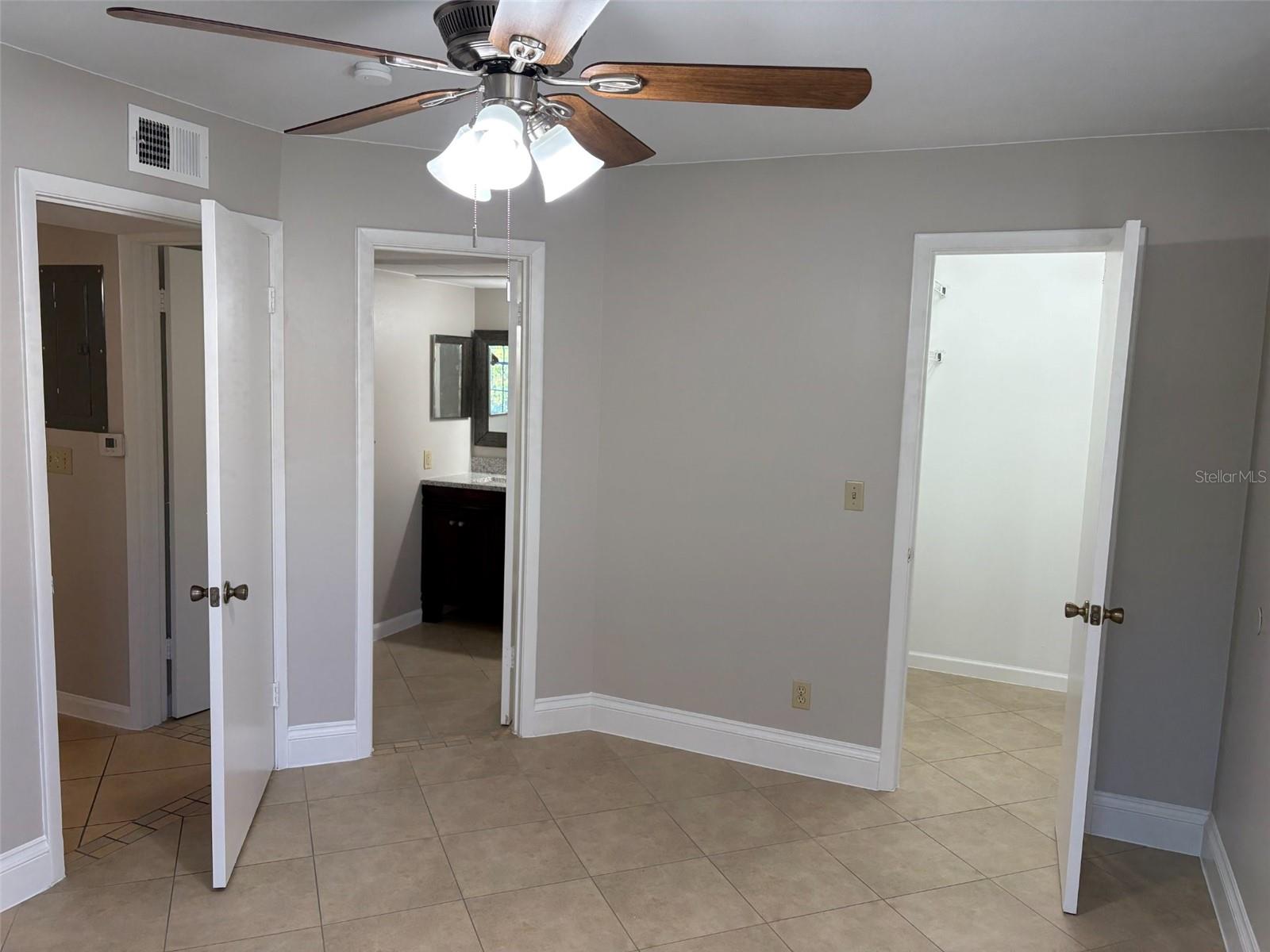 360 Lakepointe Dr #202 Property Photo 18