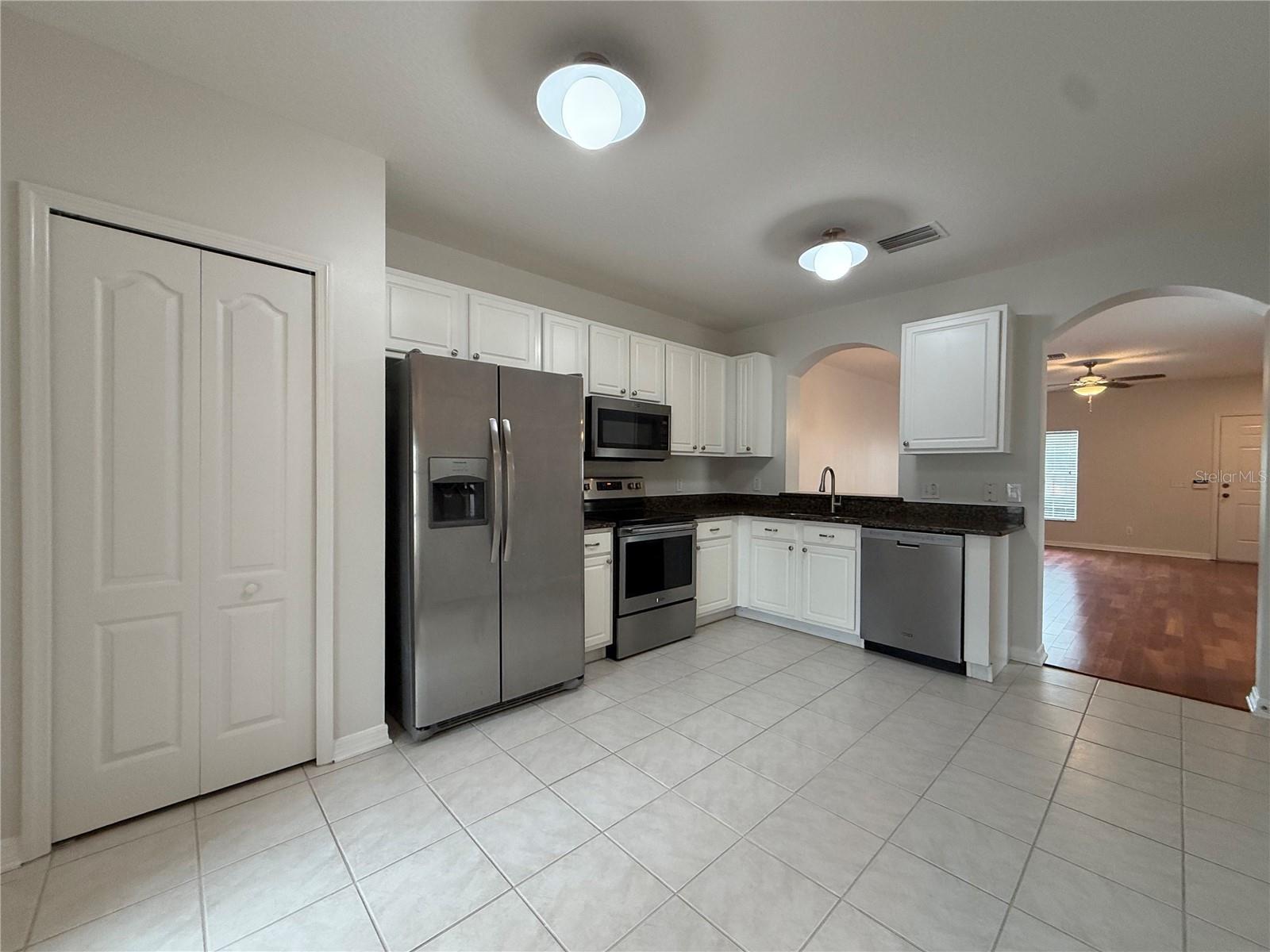 16315 Swan View Cir Property Photo 2