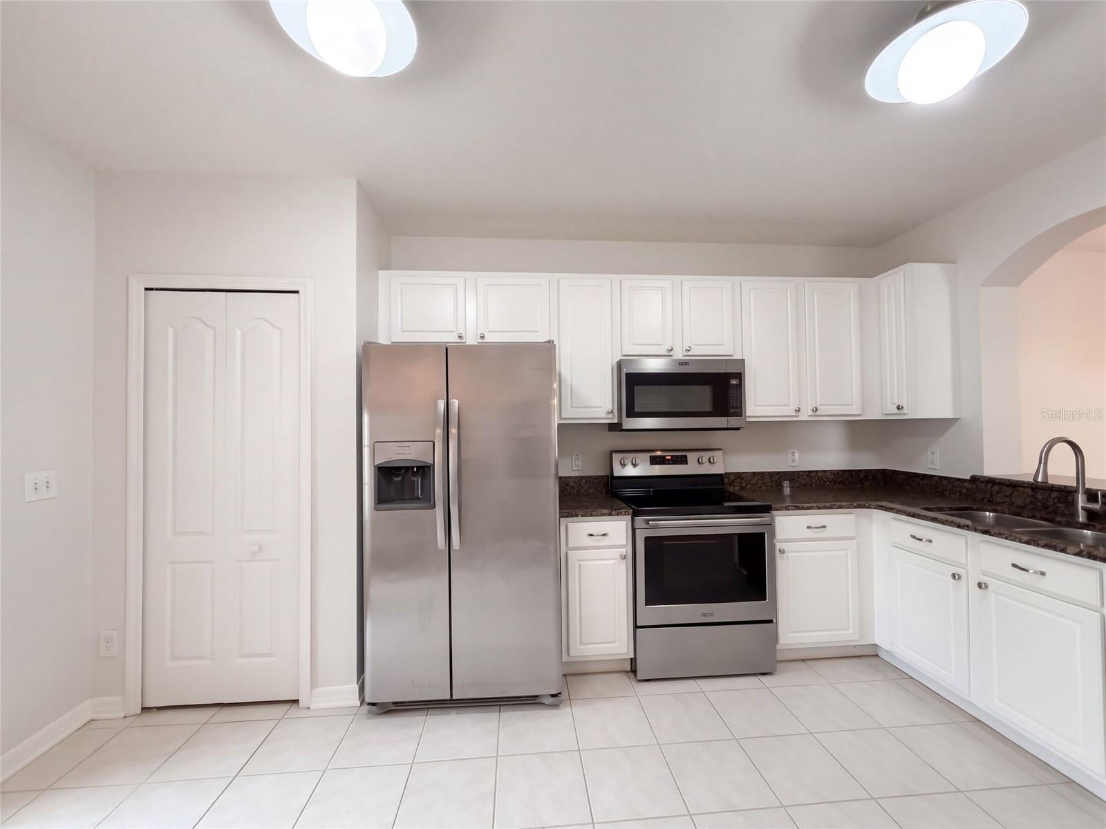 16315 Swan View Cir Property Photo 3