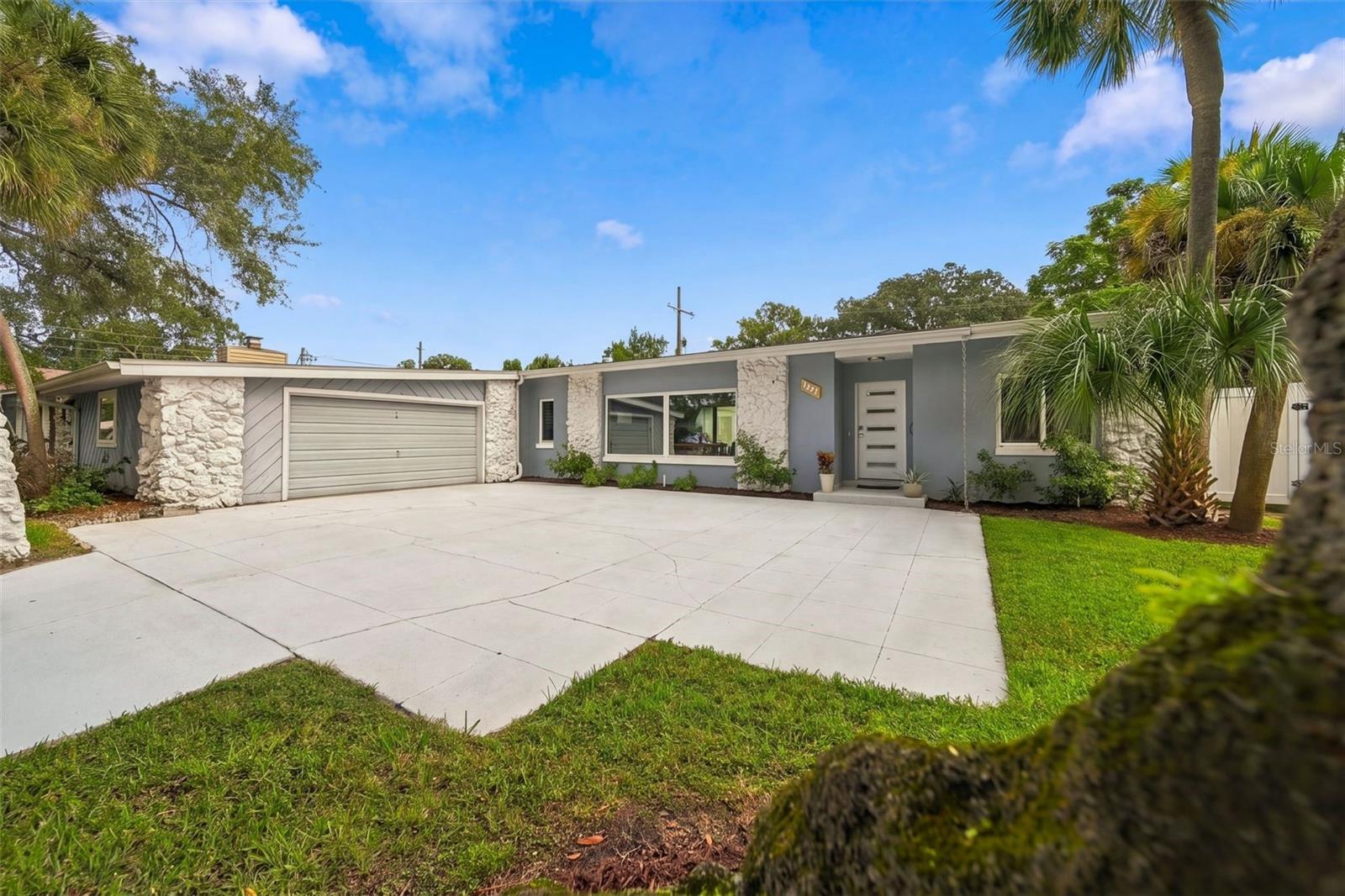 1221 Silverstone Ave Property Photo 1