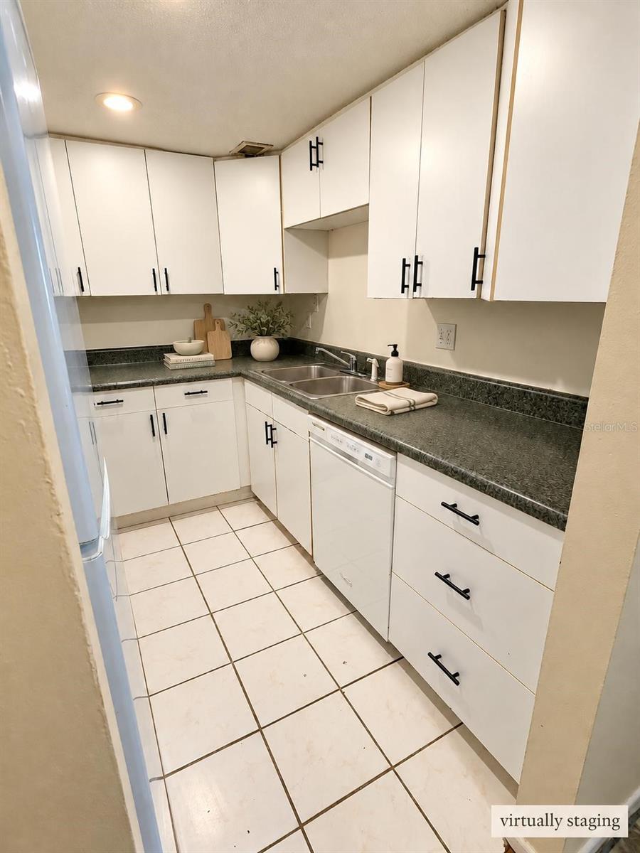 906 Lake Destiny Rd #f Property Photo 5