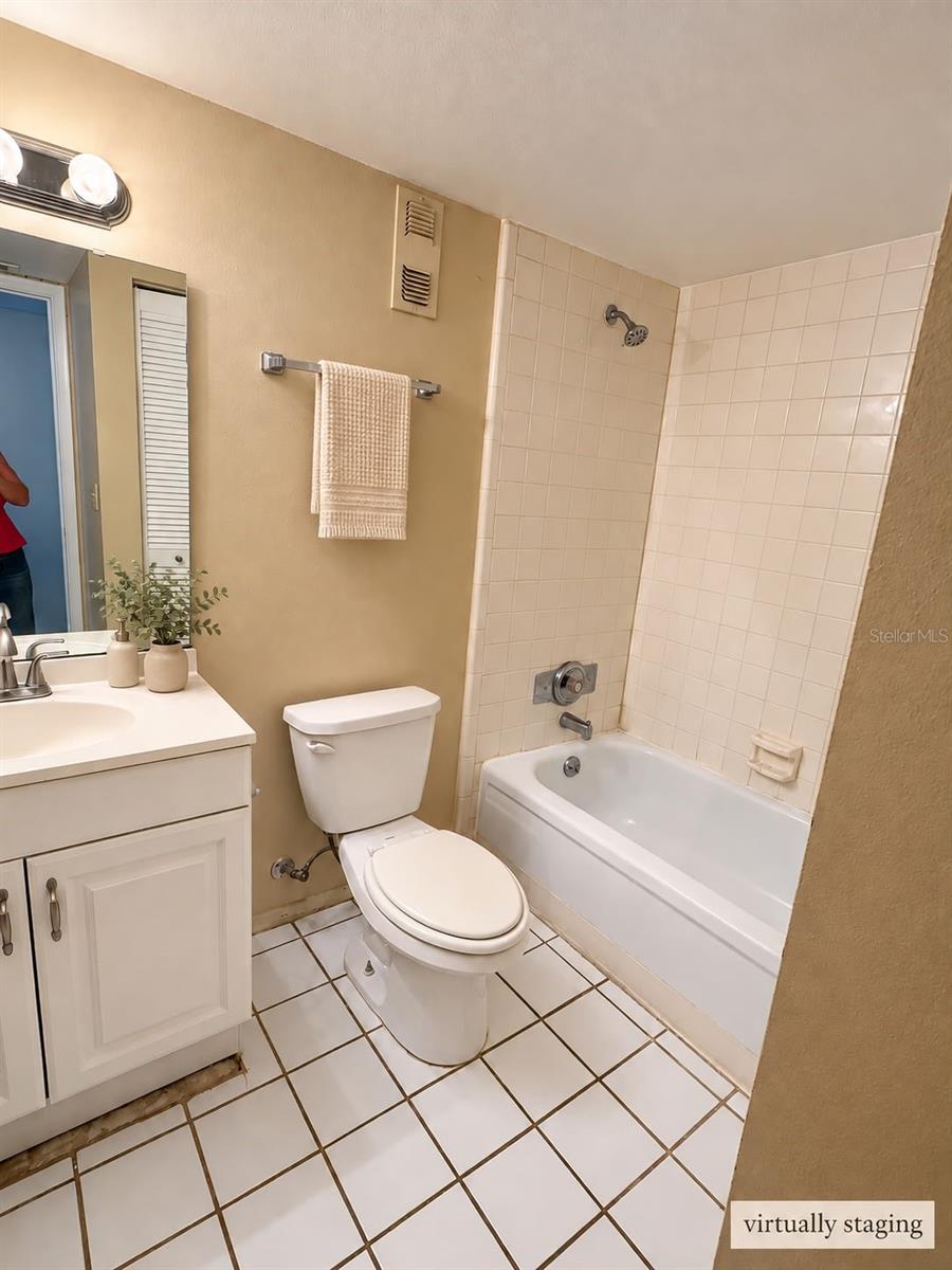 906 Lake Destiny Rd #f Property Photo 6