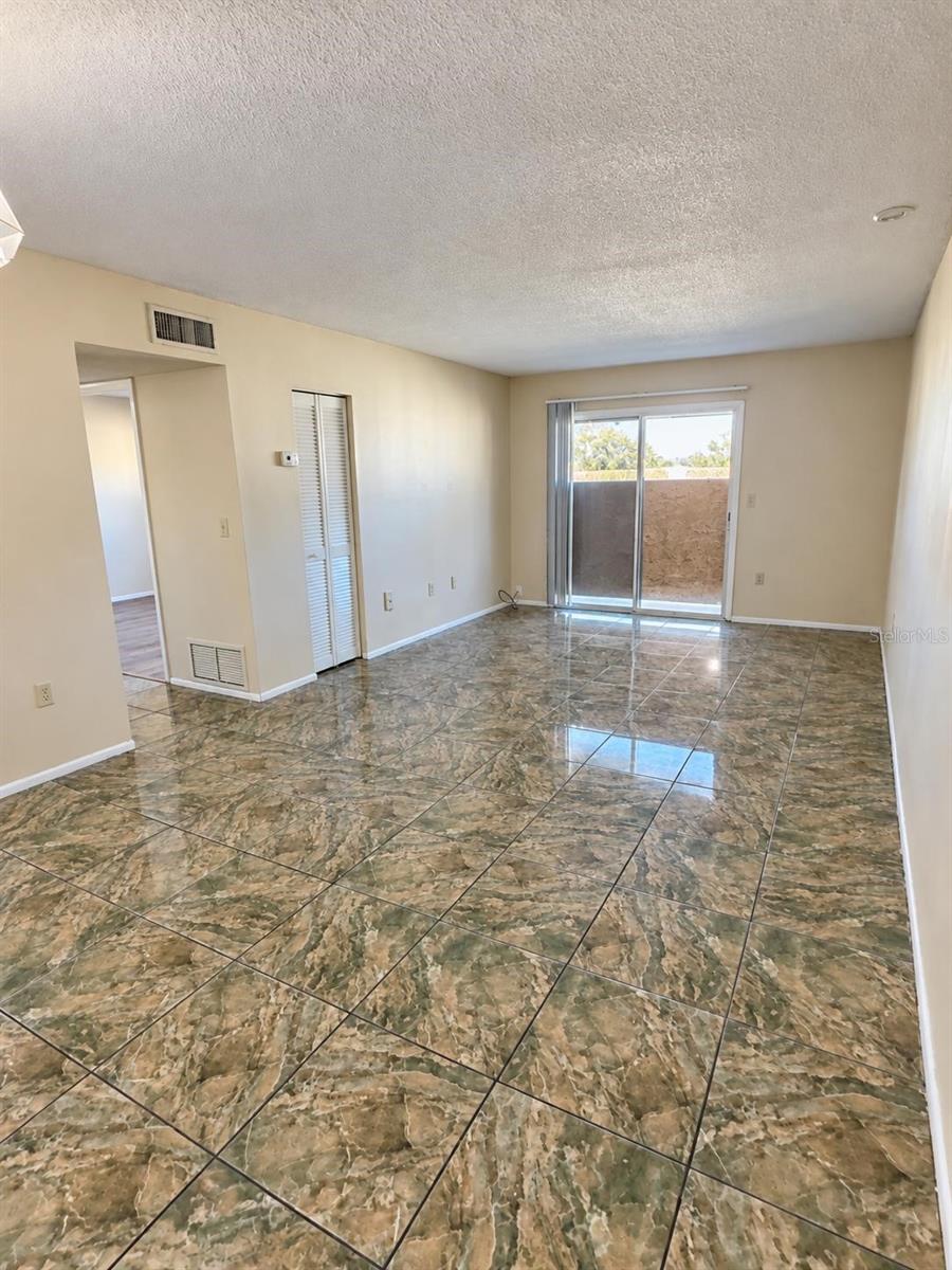 906 Lake Destiny Rd #f Property Photo 9