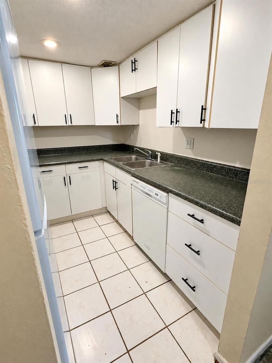 906 Lake Destiny Rd #f Property Photo 12