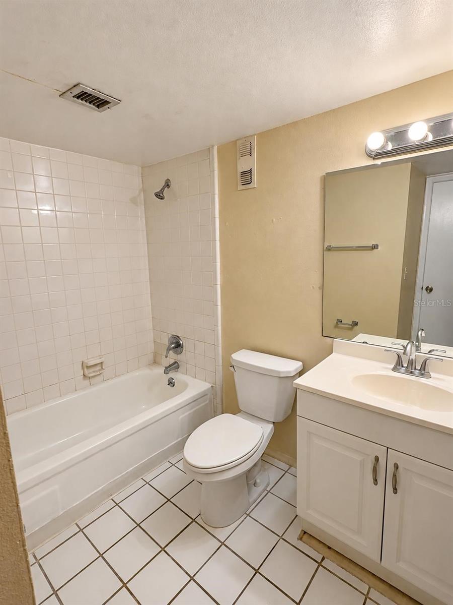 906 Lake Destiny Rd #f Property Photo 16