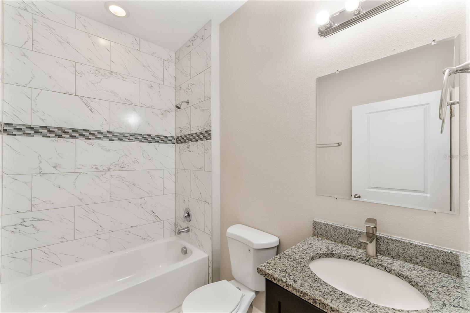 1910 Lakeview Ln Property Photo 23