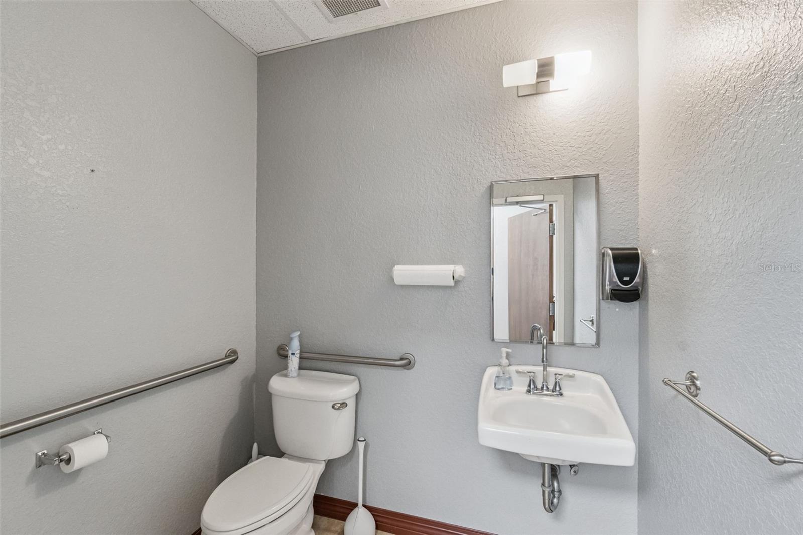 6881 Kingspointe Pkwy #6 Property Photo 17