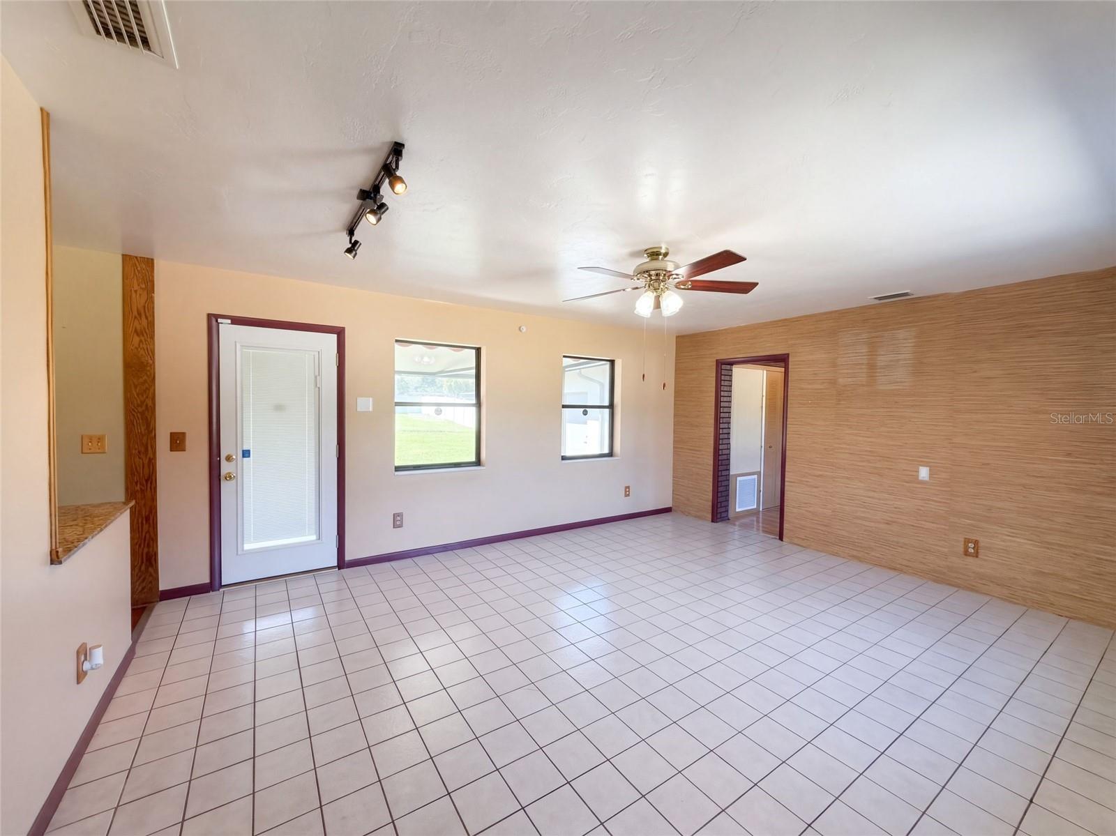 813 Halstead St Property Photo 3