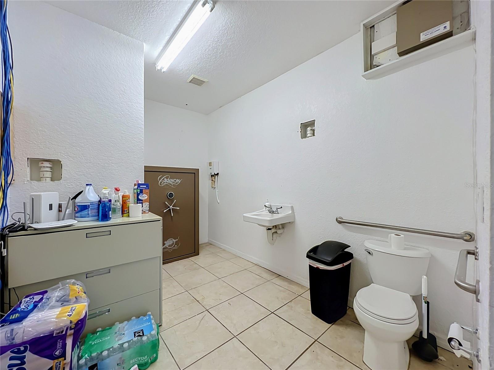 690 N Semoran Blvd Property Photo 18