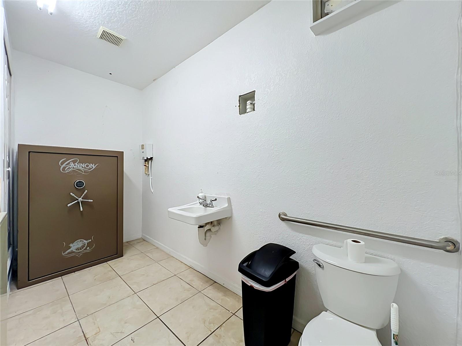 690 N Semoran Blvd Property Photo 19