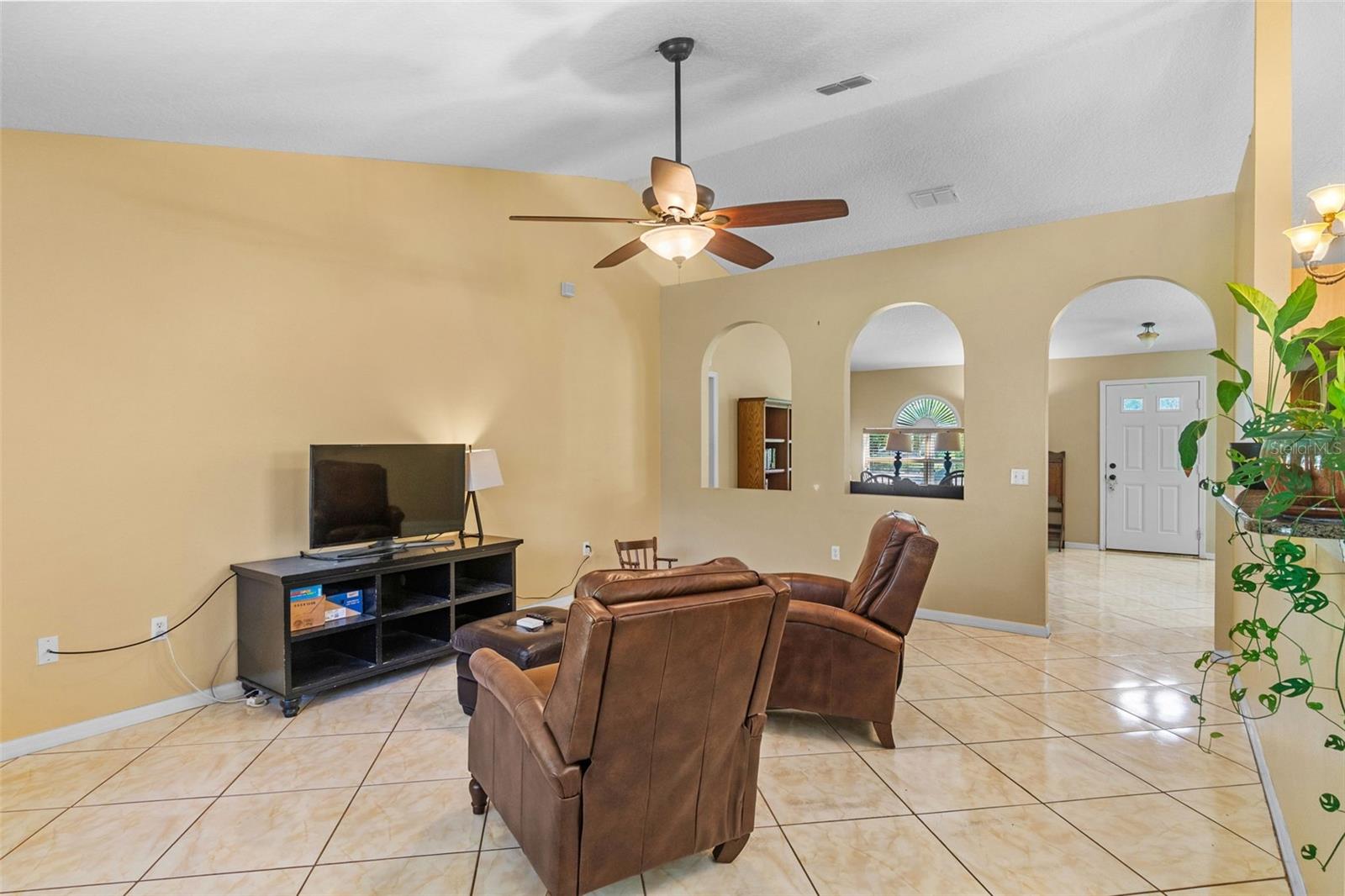 526 Westcliffe Dr Property Photo 4