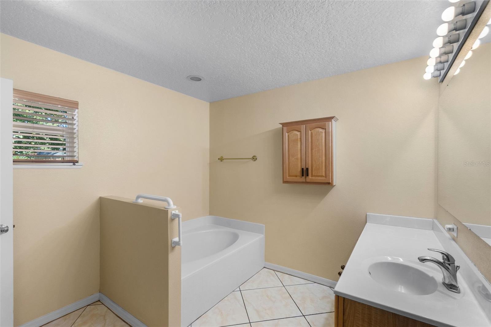 526 Westcliffe Dr Property Photo 13