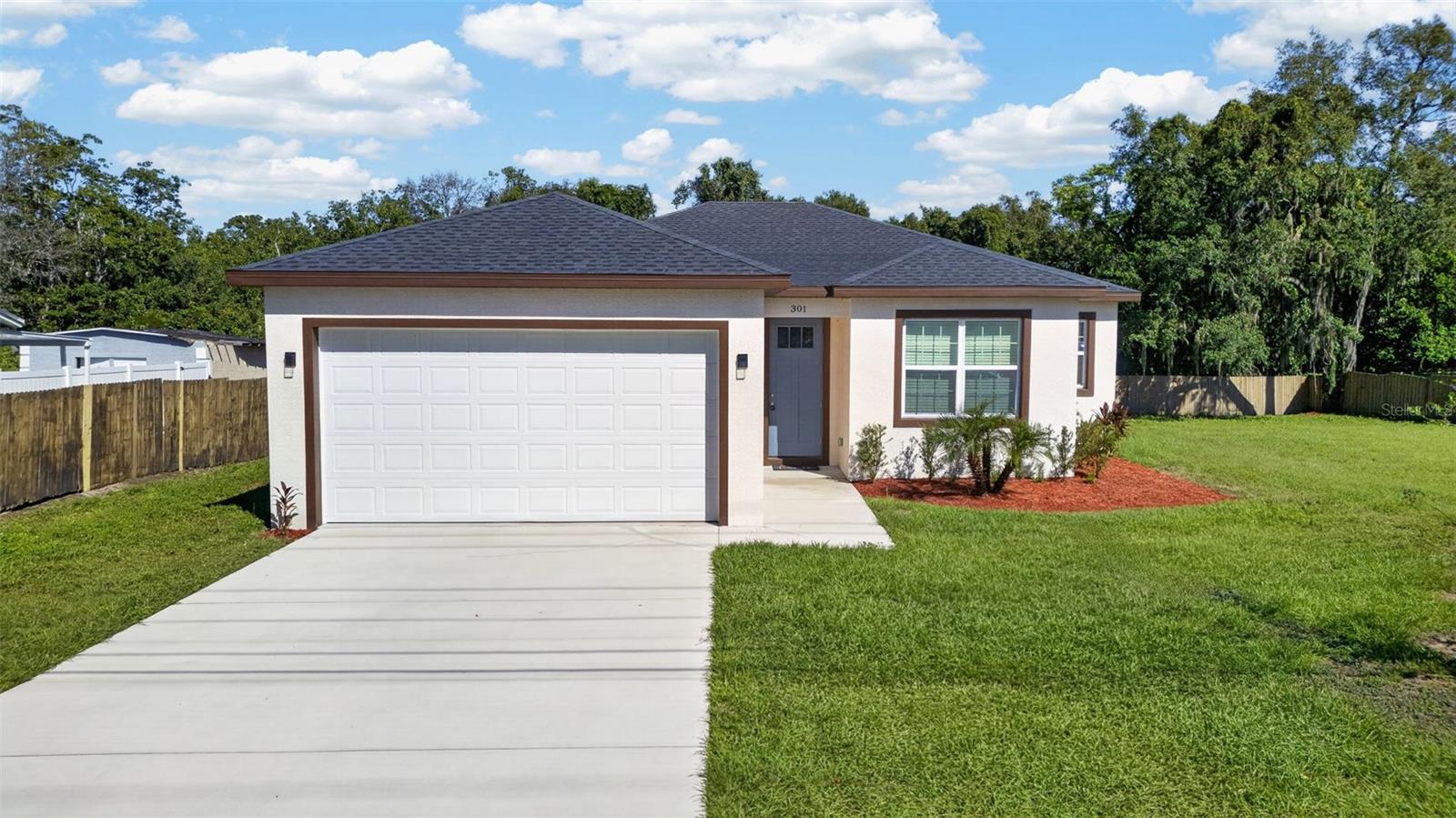 301 Magnolia St Property Photo