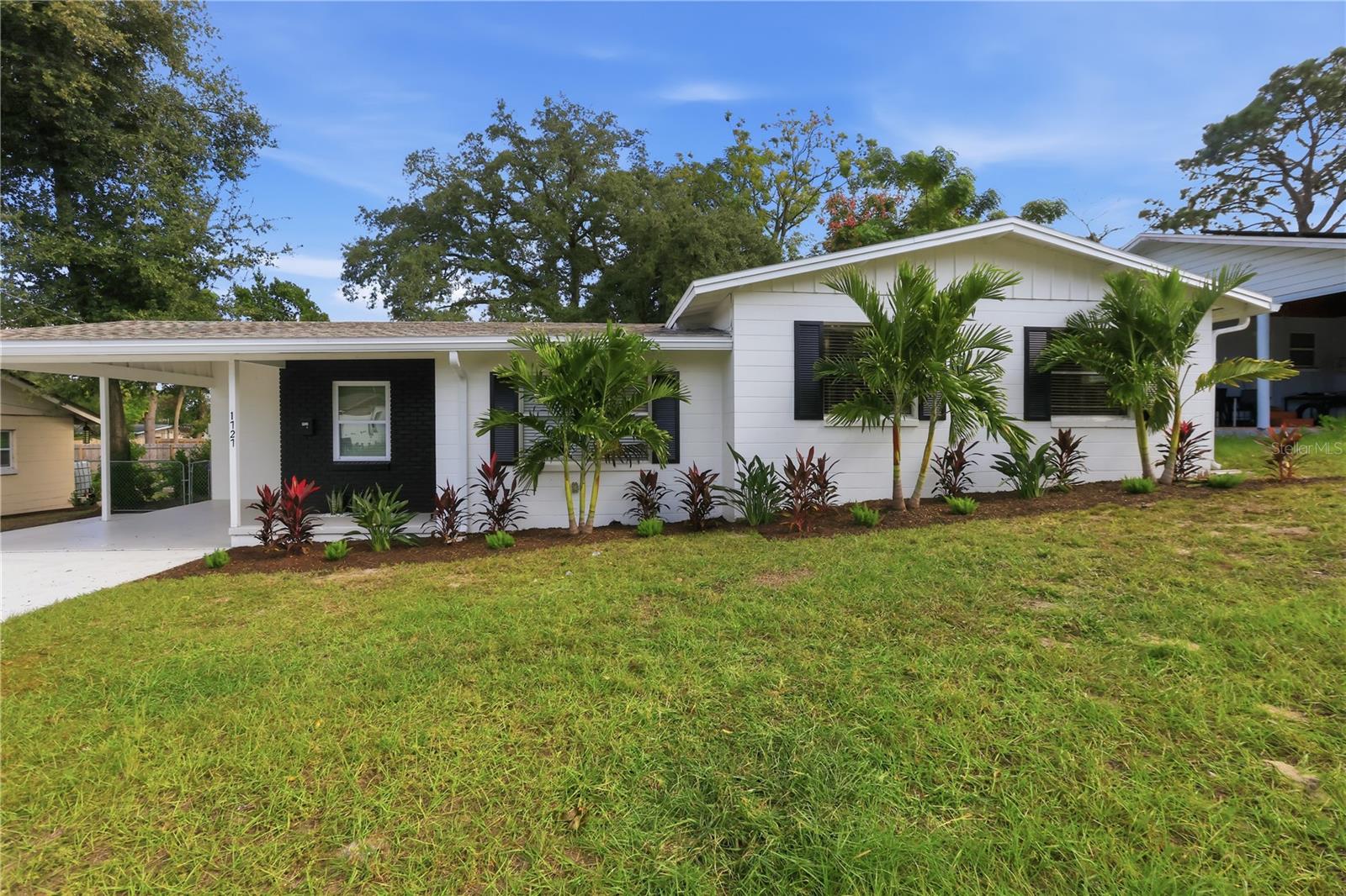 1727 N POWERS DR Property Photo 1