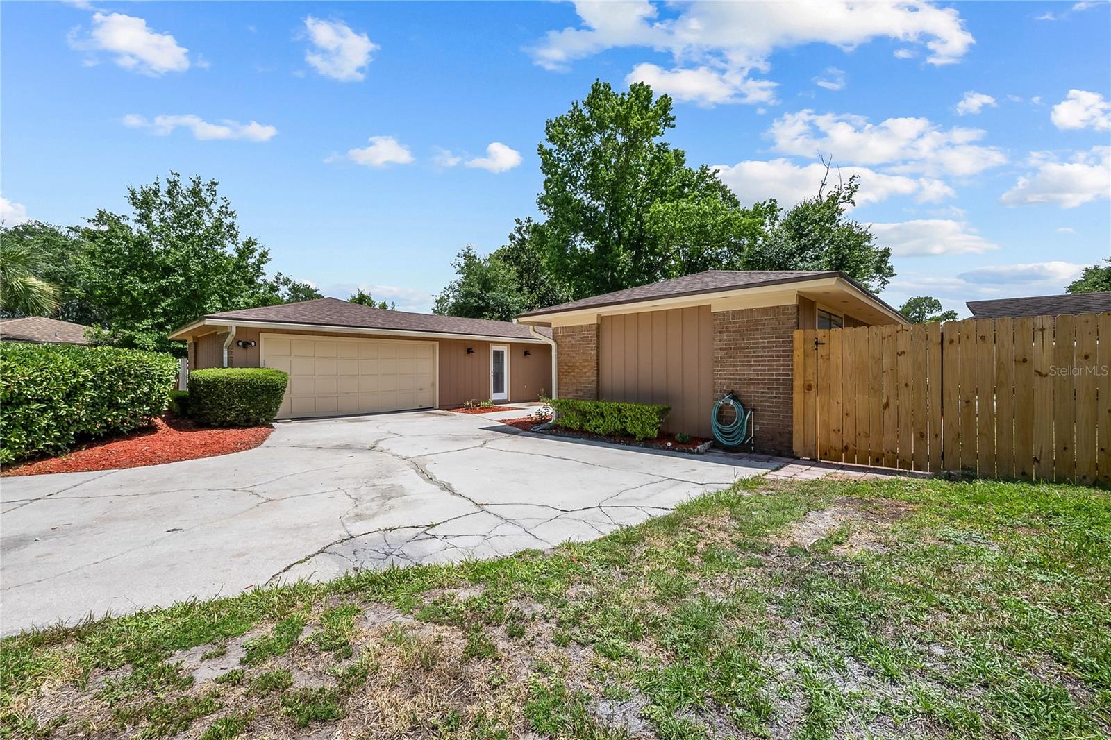 6112 Round Lake Rd S Property Photo 3