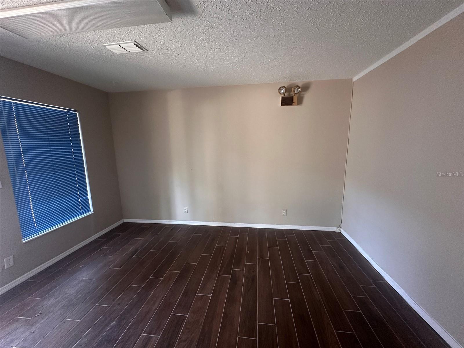 2221 S Pine Ave #b Property Photo 2
