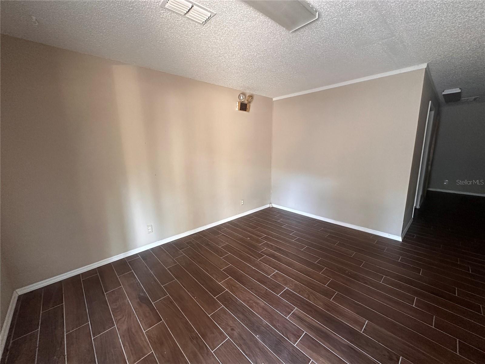 2221 S Pine Ave #b Property Photo 3