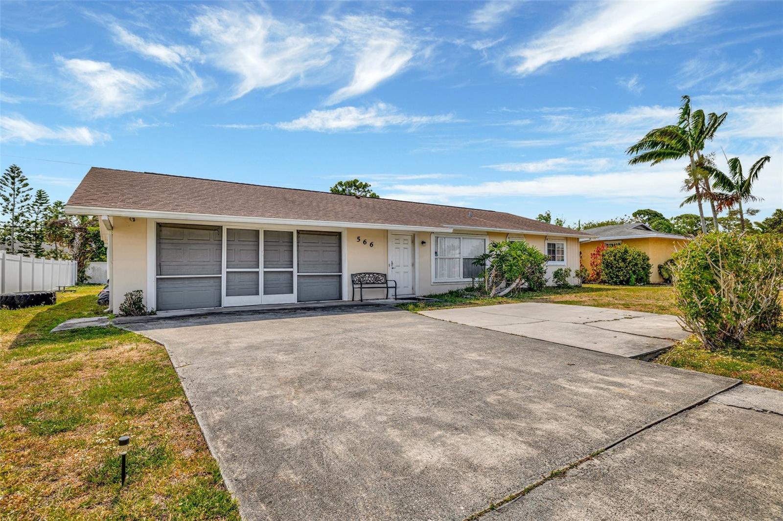 566 Se Floresta Dr Property Photo