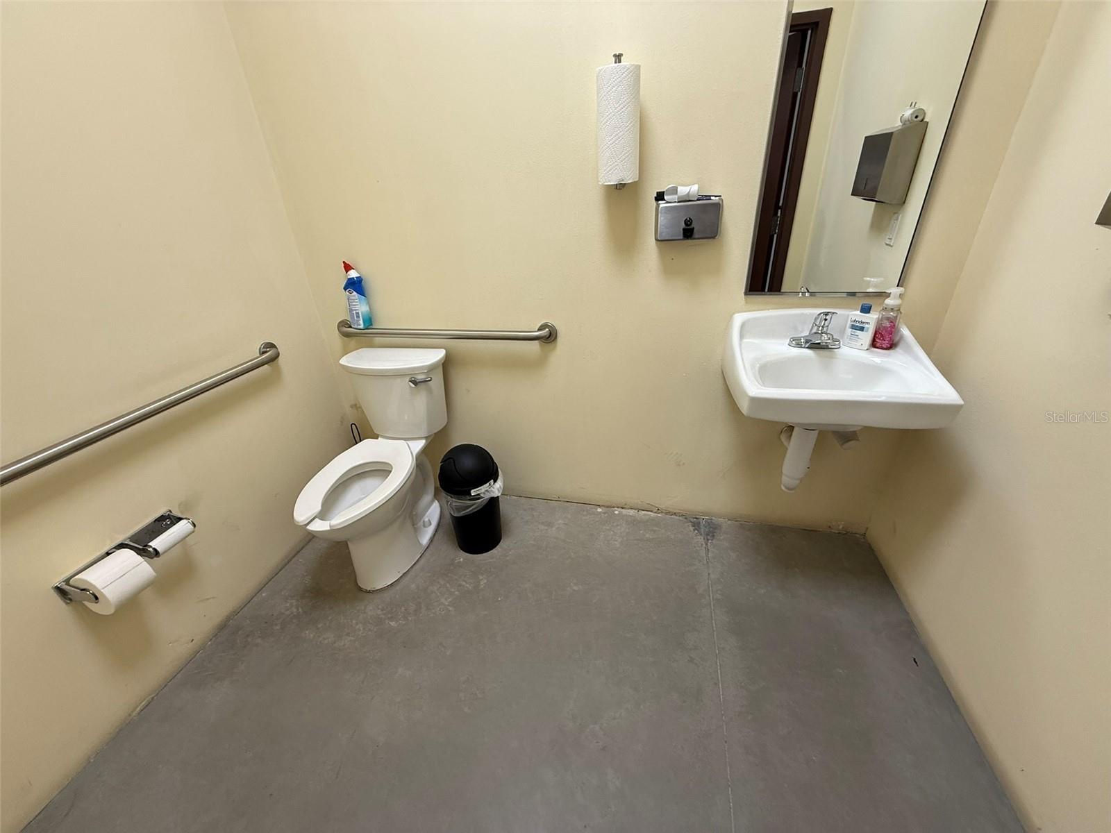 440 Sw 52nd Ave #6-8 Property Photo 10