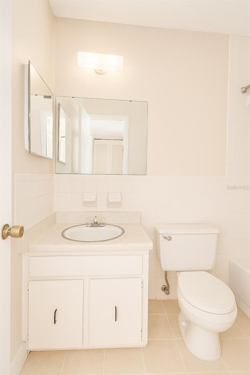 2417 Ne 6th St #8 Property Photo 5