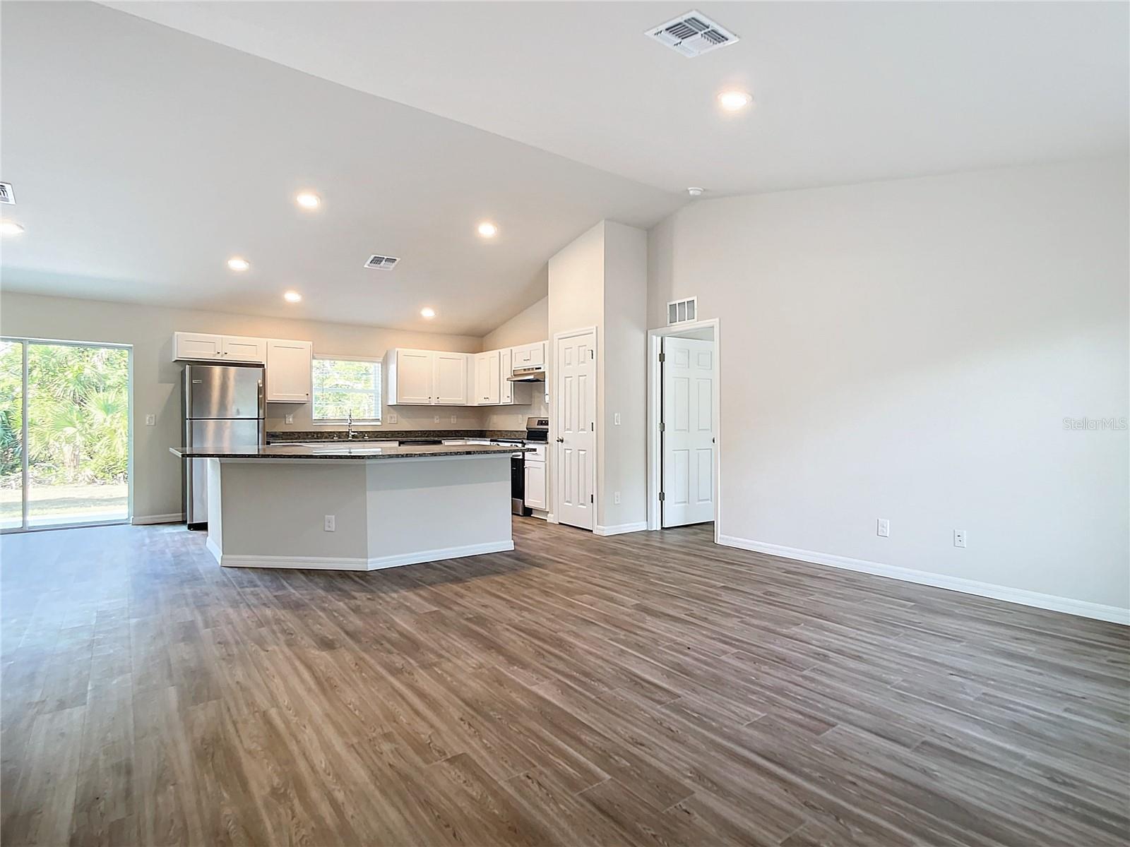 17389 Tyler Ave Property Photo 3