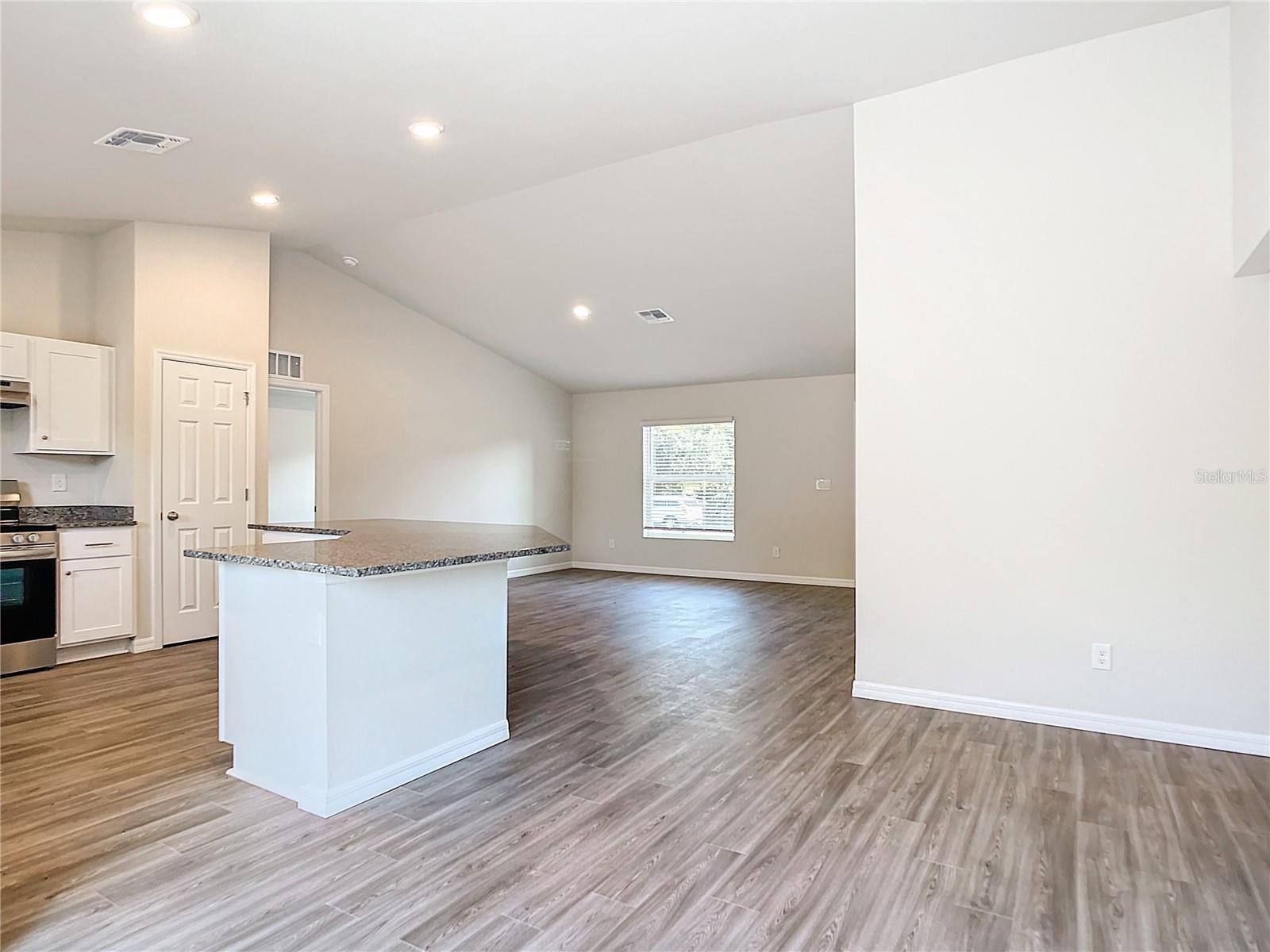 17389 Tyler Ave Property Photo 5