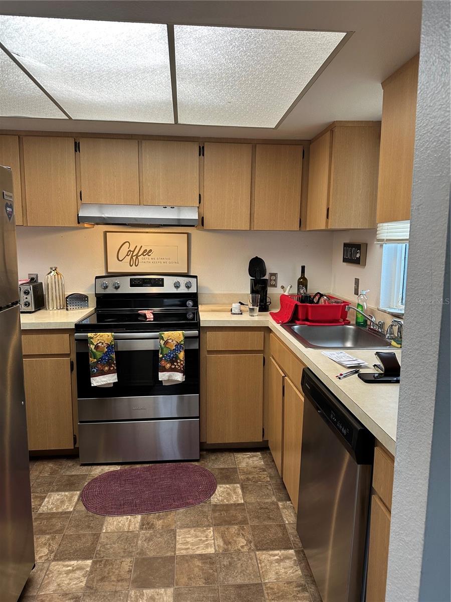 584 Fairways Ln #f202 Property Photo 9