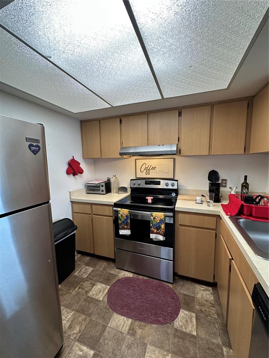 584 Fairways Ln #f202 Property Photo 11