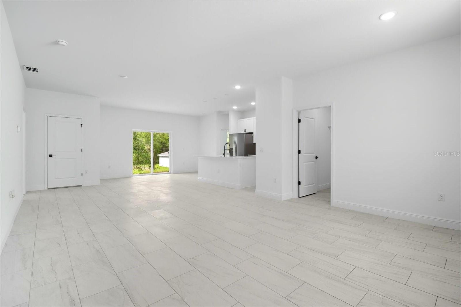 225 W Diego Pl Property Photo 10