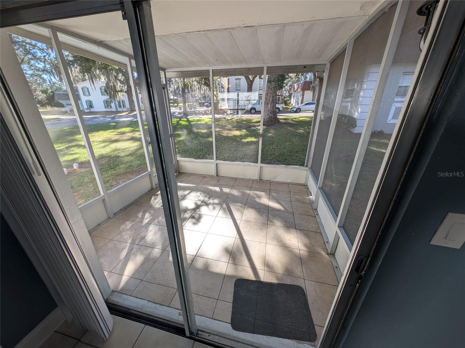 2564 Se 15th Ave #e Property Photo 8