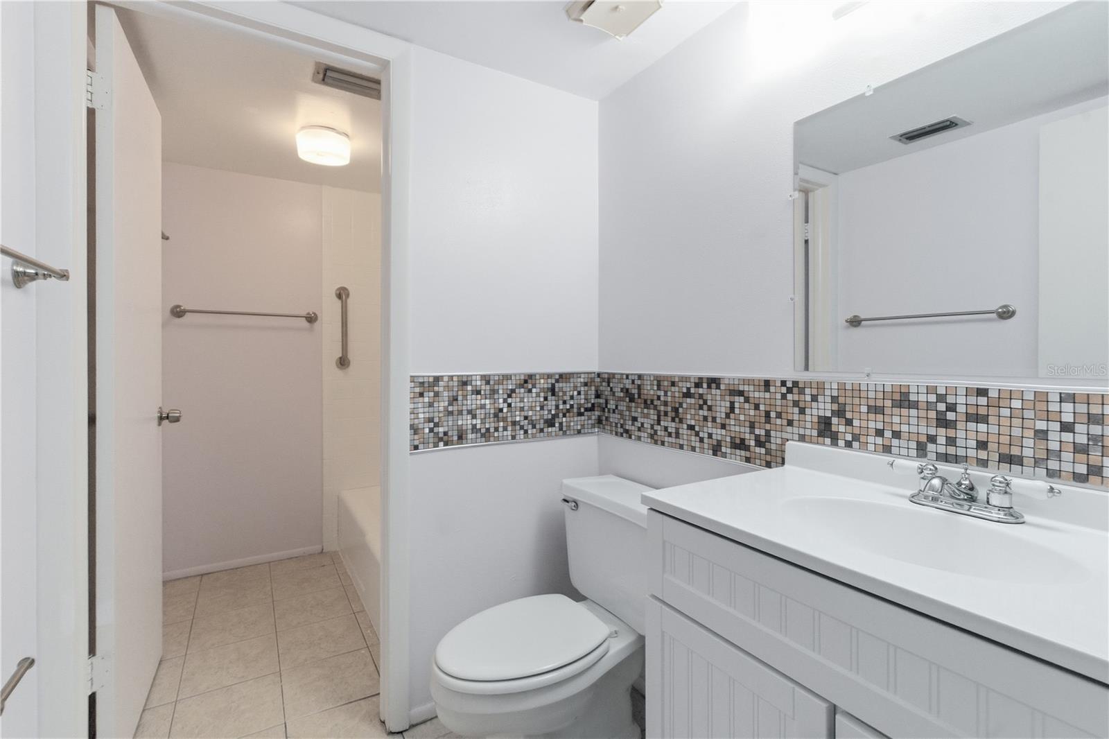 521 Midway Dr #b Property Photo 6