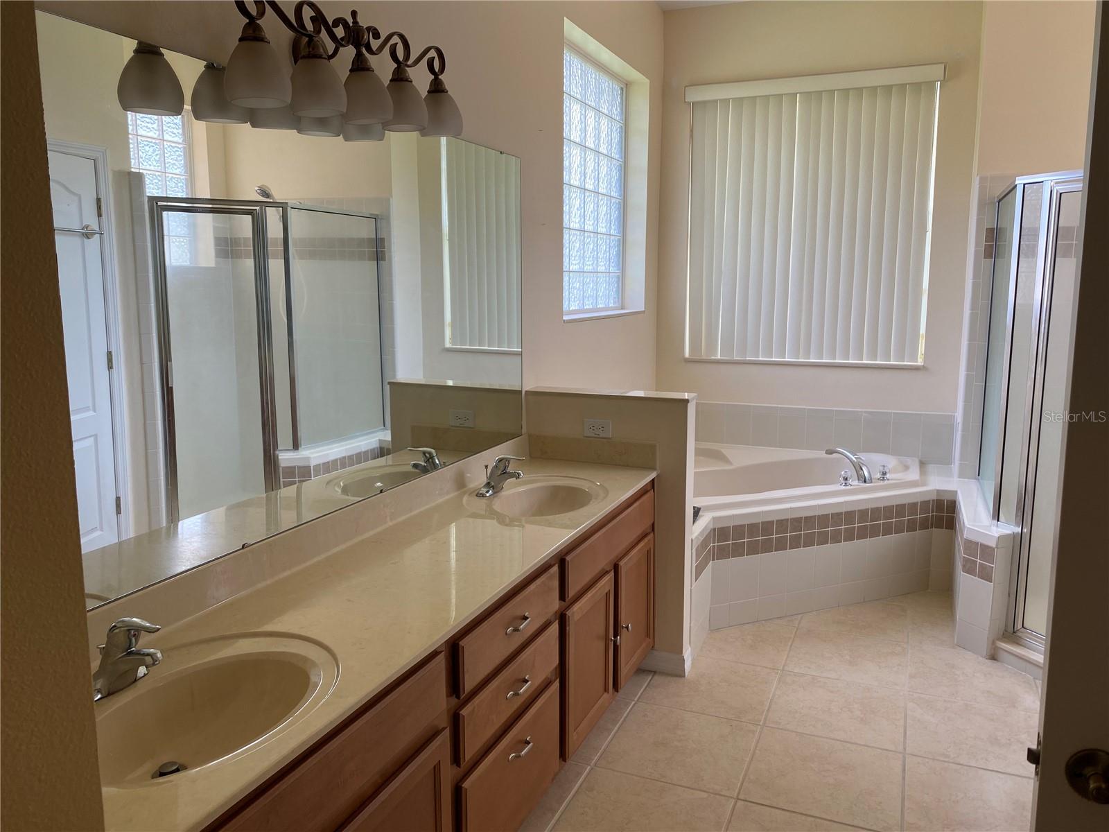 12934 Colonnade Cir Property Photo 6