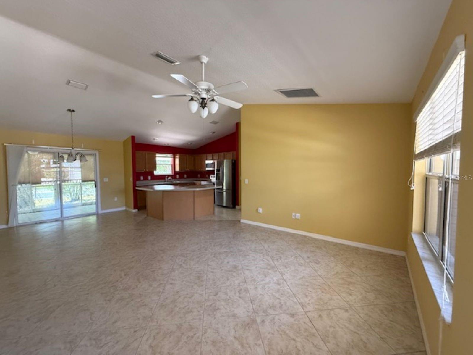 1089 Nash Loop Property Photo 3