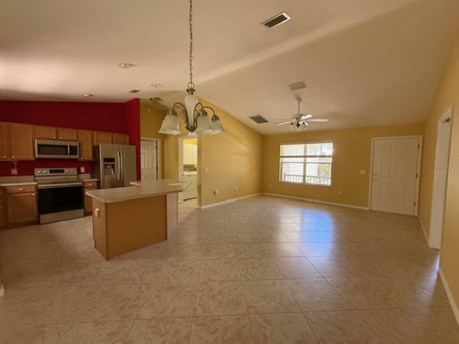 1089 Nash Loop Property Photo 4