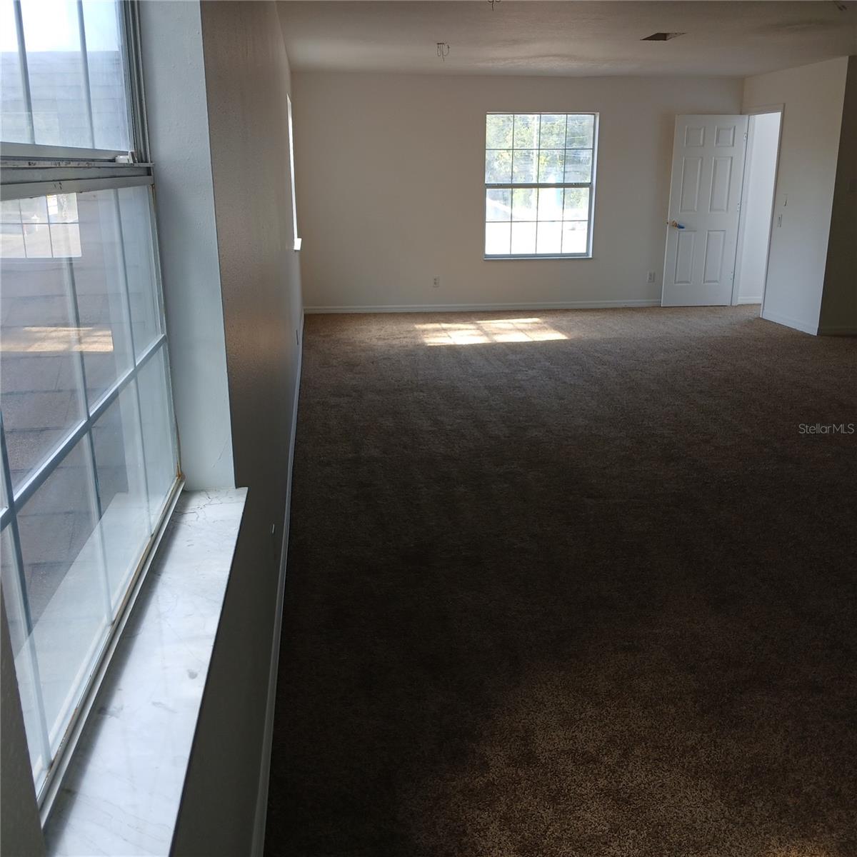 2041 N Donovan Ave #2nd Fl. Property Photo 3