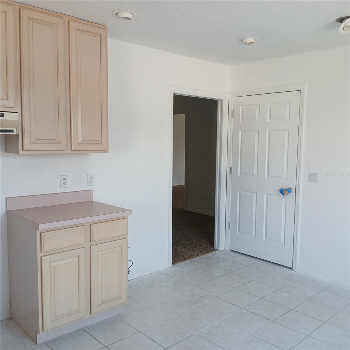 2041 N Donovan Ave #2nd Fl. Property Photo 24