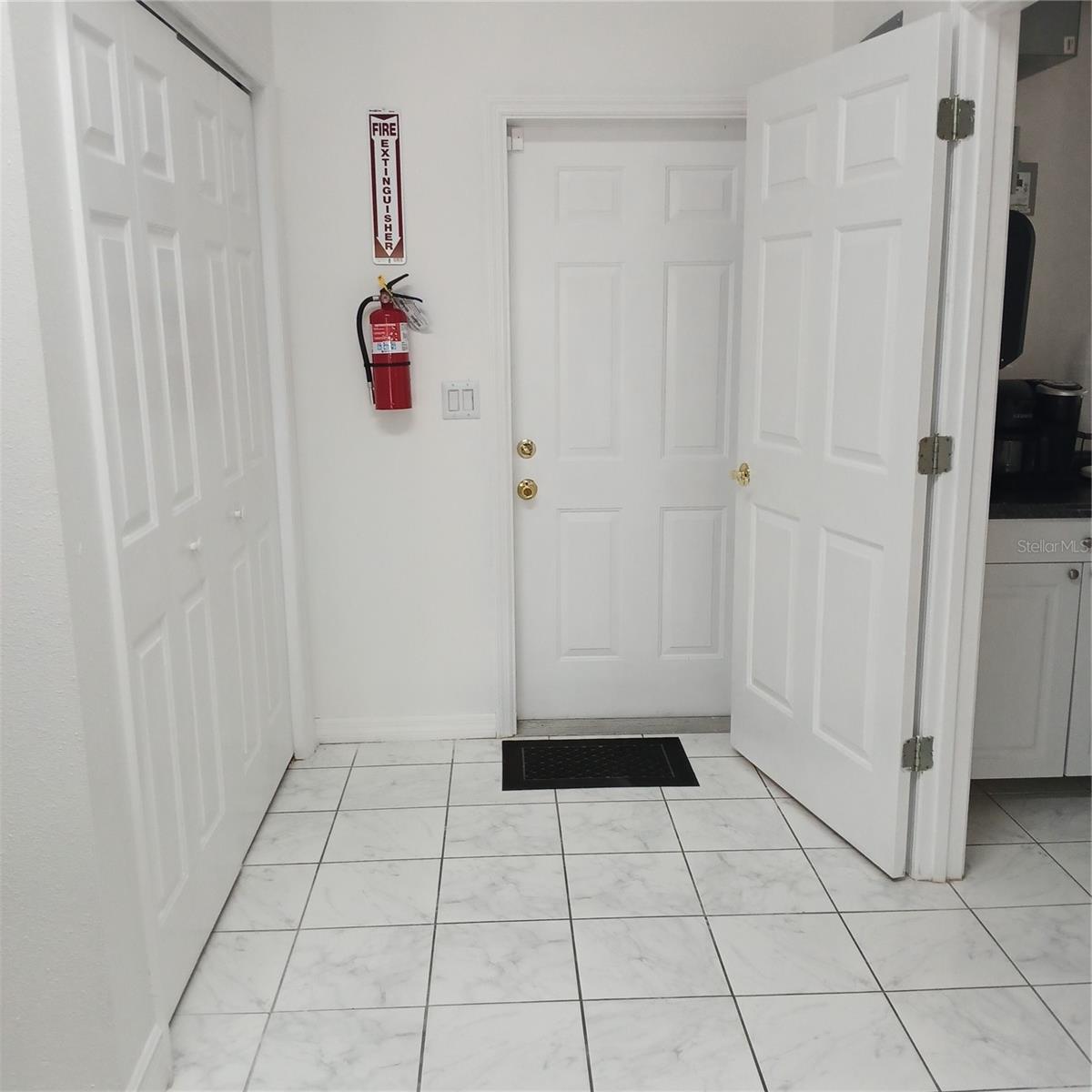 2041 N Donovan Ave #2nd Fl. Property Photo 35