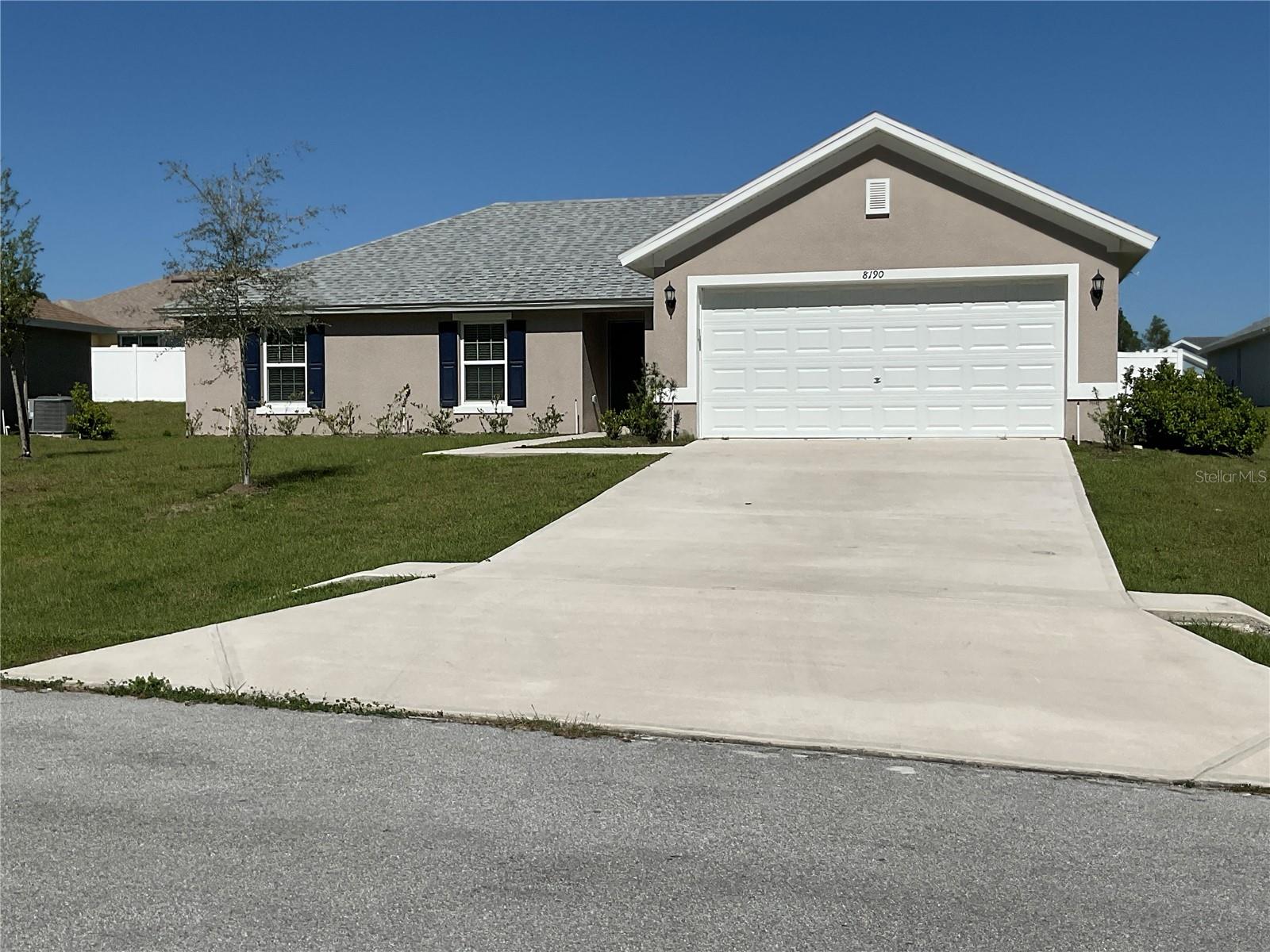 8190 N WAKEFIELD DR Property Photo 1