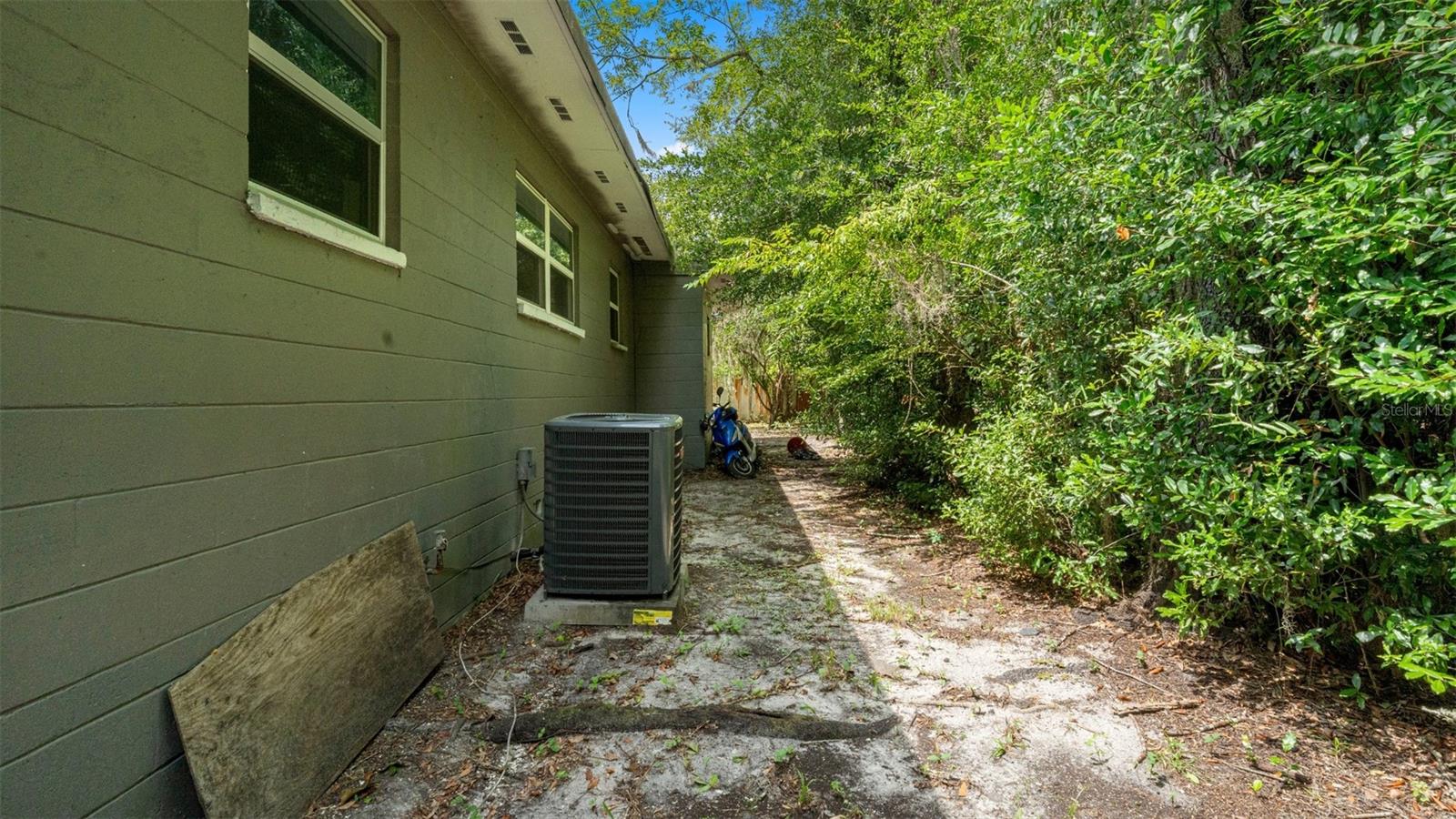 1015 Se 10th Ter Property Photo 5