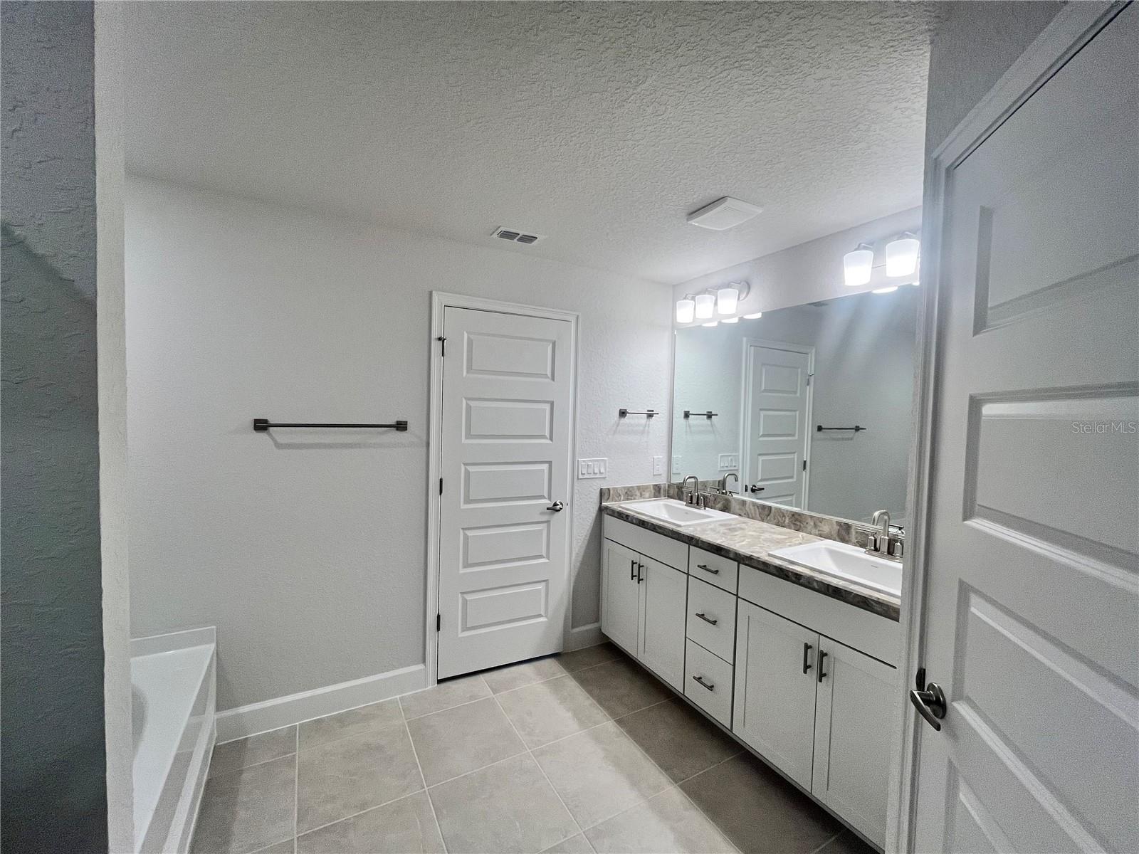 7 Bahia Pass Ln Property Photo 12