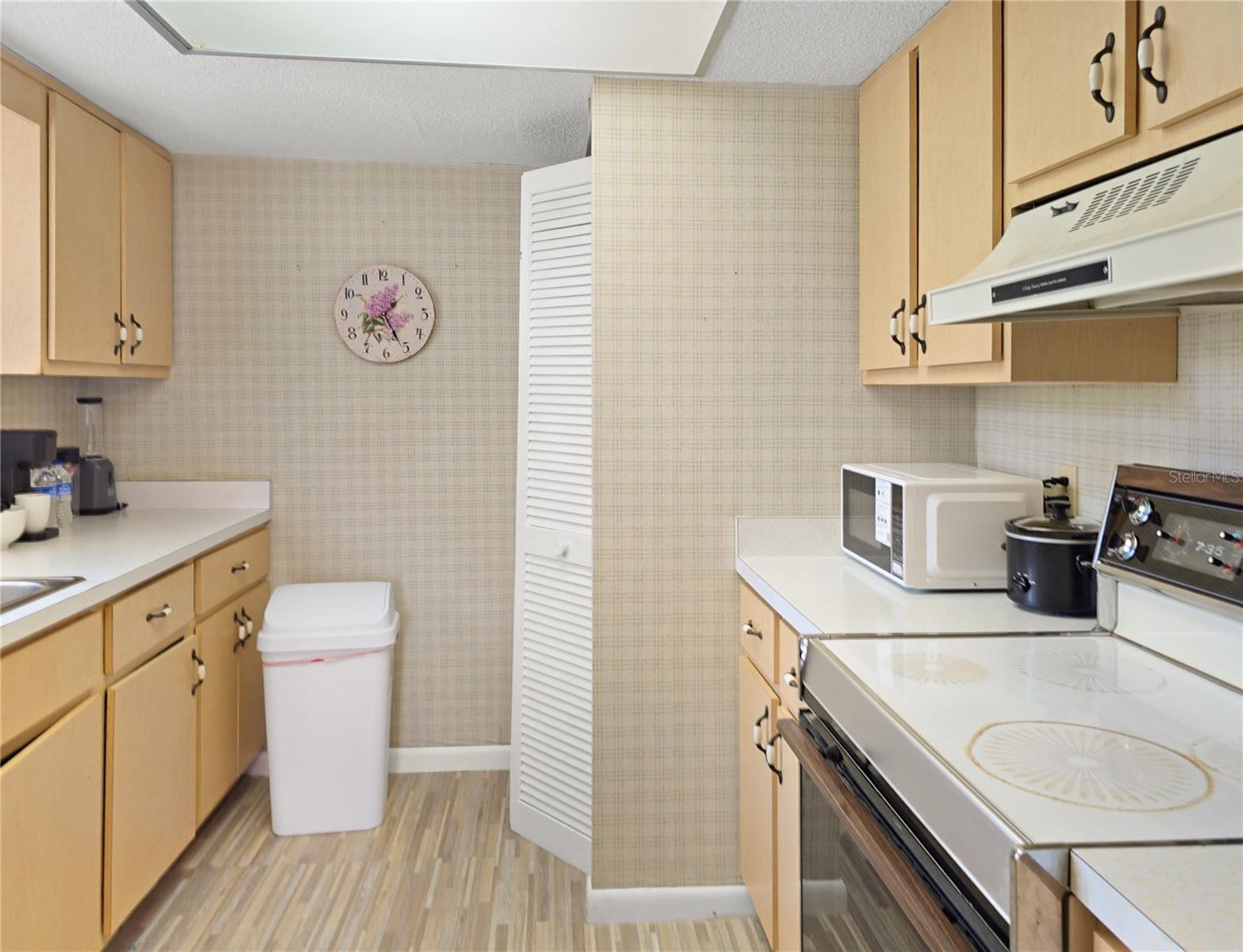 553 Fairways Cir #b Property Photo 8