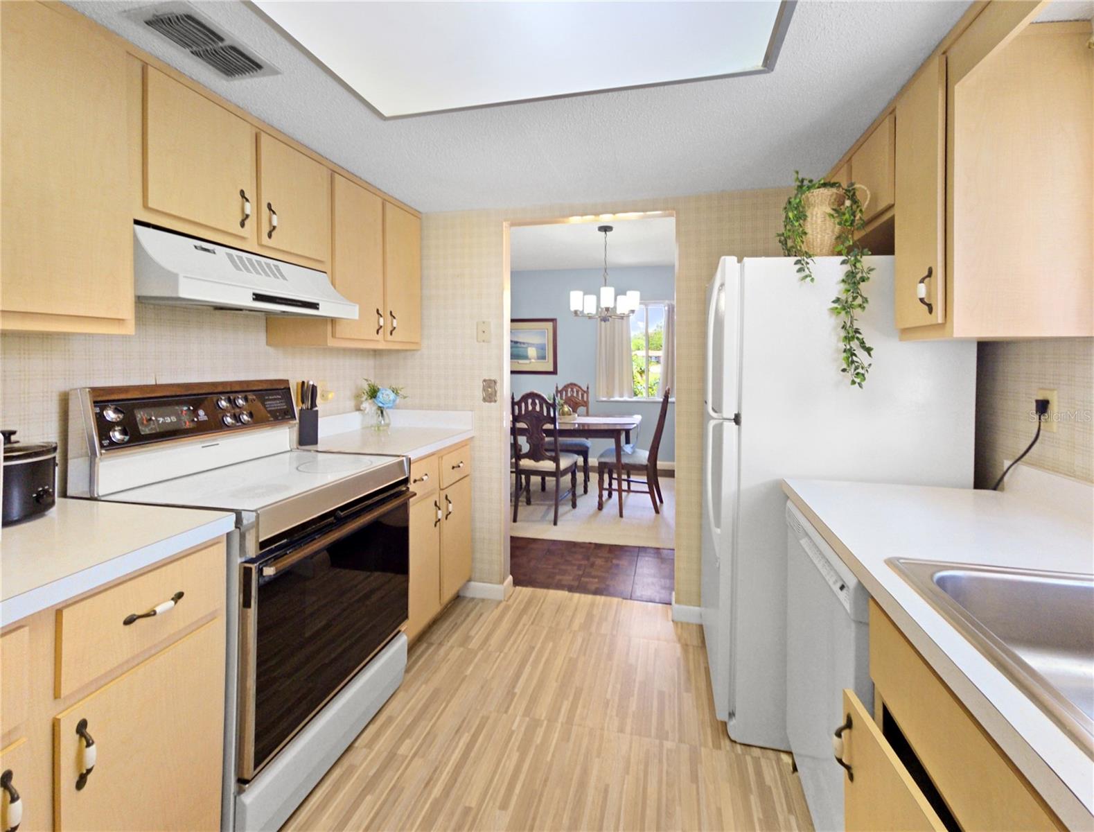 553 Fairways Cir #b Property Photo 9