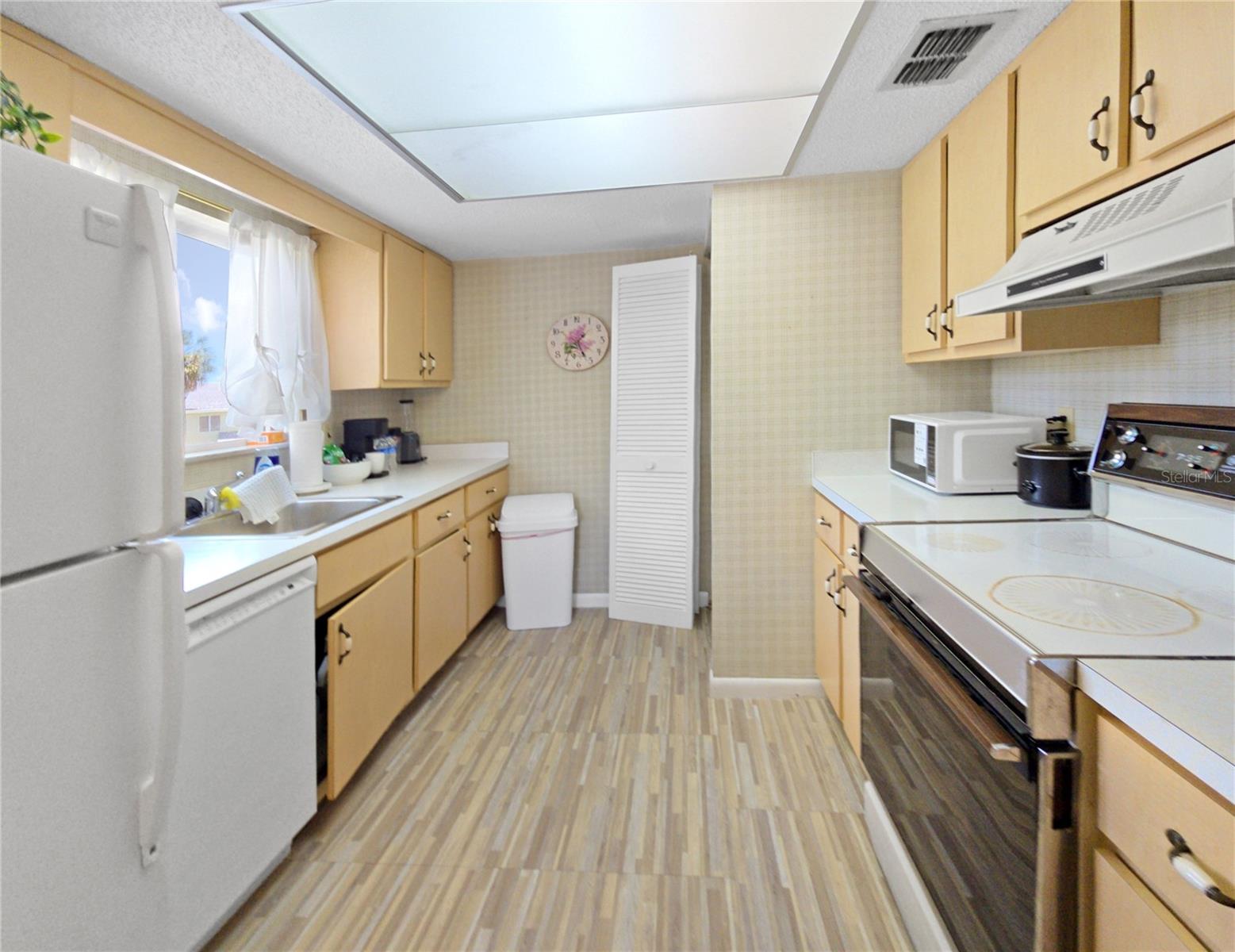 553 Fairways Cir #b Property Photo 10
