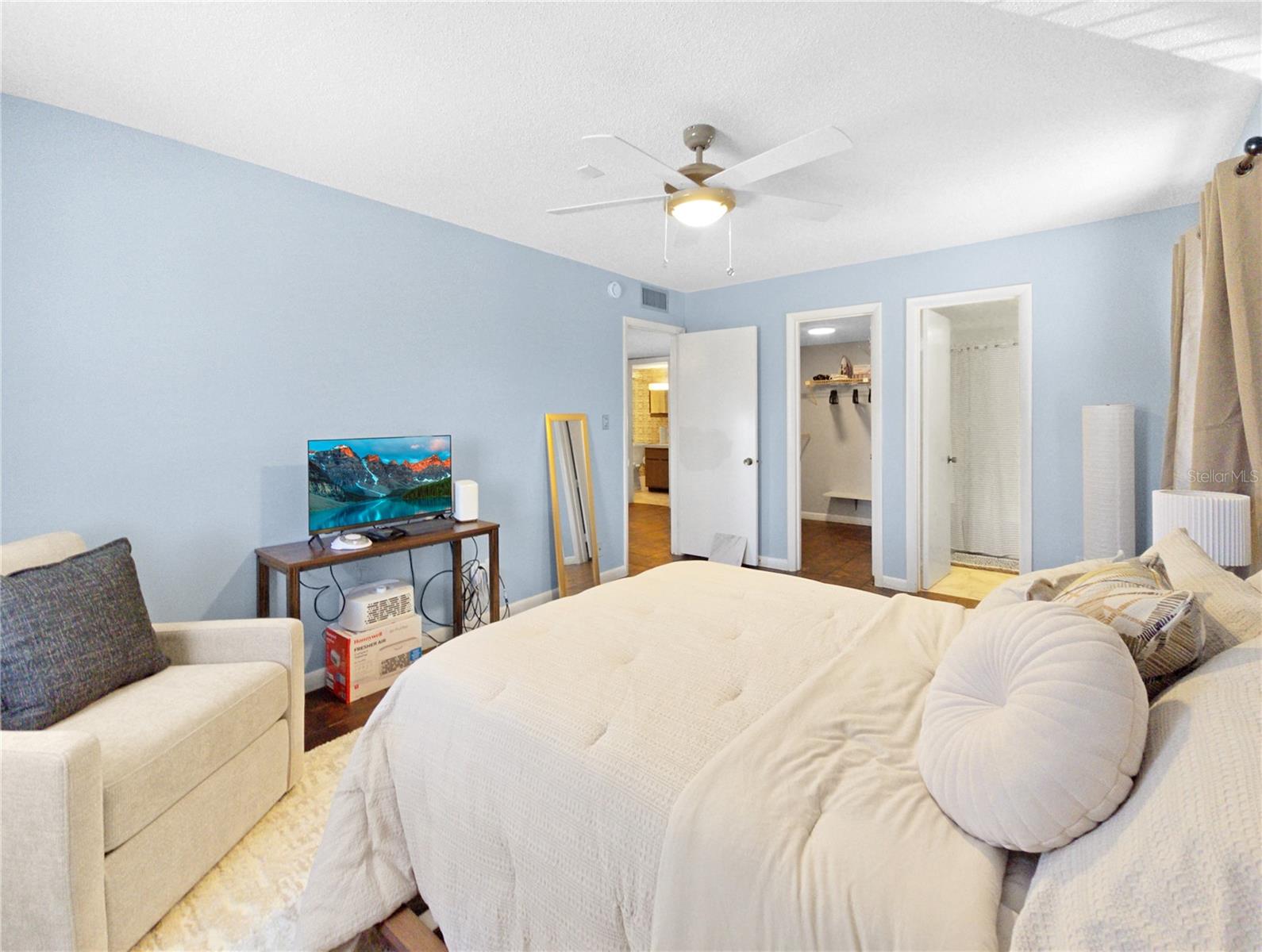 553 Fairways Cir #b Property Photo 13